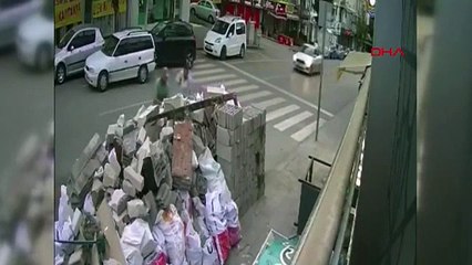 Le véhicule qui a percuté les ouvriers du bâtiment à Ankara a pris la fuite.