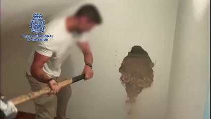 Polícia revela momento em que encontra corpo escondido entre paredes