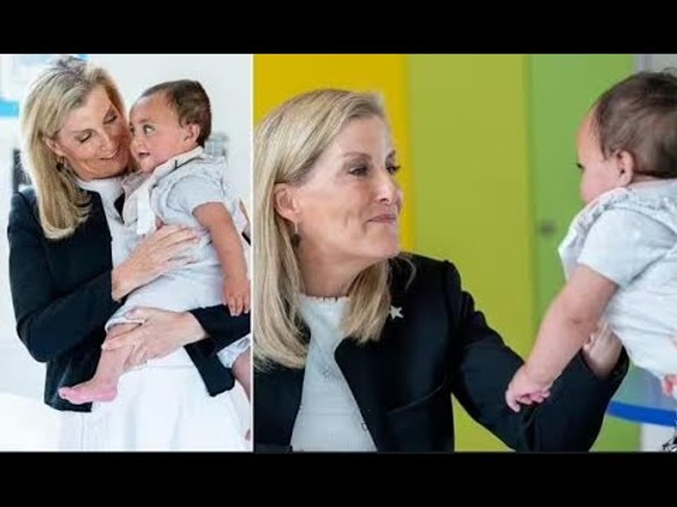 Rayonnante, Sophie, duchesse d'Édimbourg, regarde avec adoration bébé lors d'une visite à l'hospice