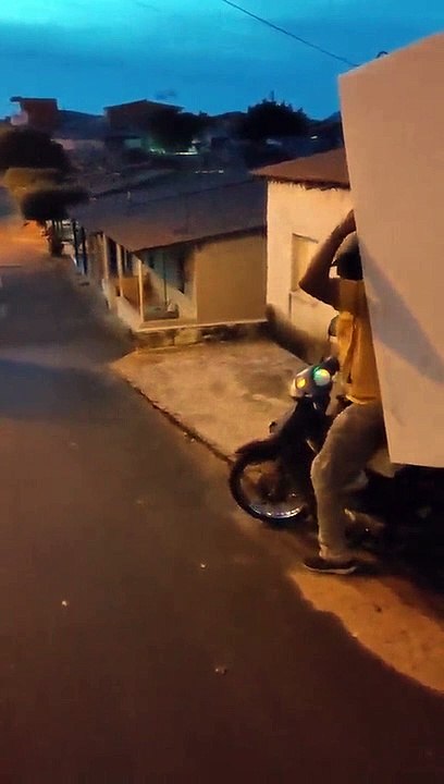 Einstein brasileiro leva enorme frigorfico de mota e faz levantar questes sobre as atuais leis da fsica