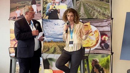 Philippe Mollé discute avec Fisun Ercan, chef propriétaire de Ferme & Cuisine Bika ‐ Vidéo Sylvain Daignault