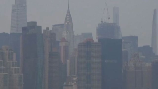 Brucia una foresta in Canada, il fumo arriva fino a New York