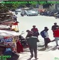 Video डंडा लेकर क्यों दौड़ा पुलिस के पीछे, जानें पूरी कहानी