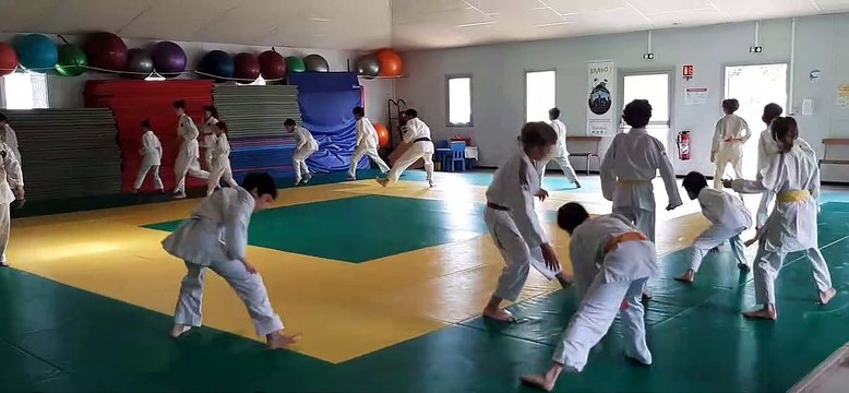 Échauffement Benjamins minimes avant le passage de grades