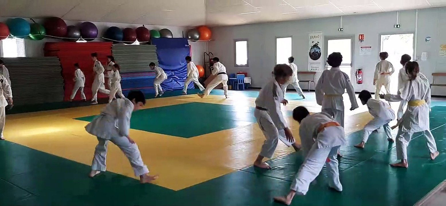 Échauffement Benjamins minimes avant le passage de grades