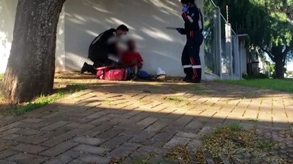 Samu socorre homem que estava caído em via pública