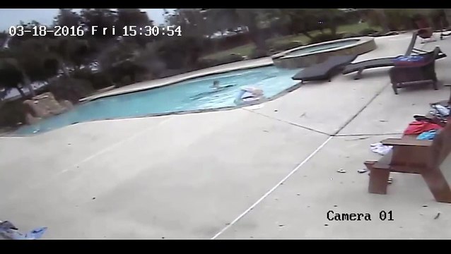 Cette fillette sauve sa maman tombée dans une piscine