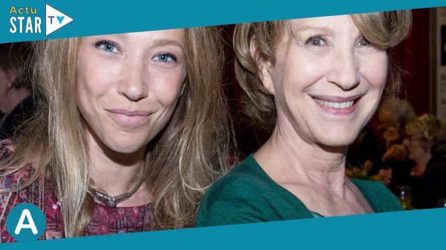 Laura Smet et Nathalie Baye lovées l'une contre l'autre, un exquis cliché qui surprend