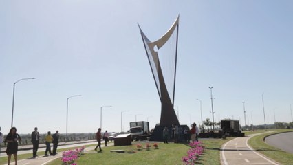 Un colosal monumento rinde homenaje a la típica arpa paraguaya
