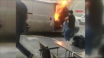 Avcılar'da yanan minibüsü damacana ile su dökerek söndürmeye çalıştılar