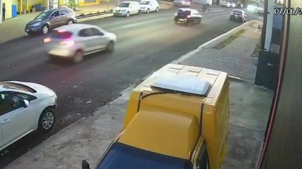 Câmera registra acidente que deixou motociclista ferido no Claudete