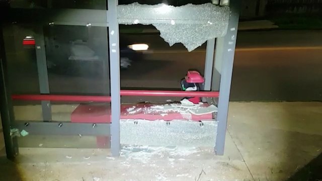 Ponto de ônibus tem vidro estilhaçado na Av. das Pombas