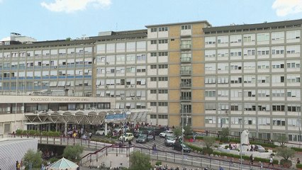 Papa 'está bem' e 'brincou' após operação, diz seu cirurgião