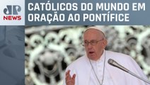 Papa se recupera após cirurgia de hérnia