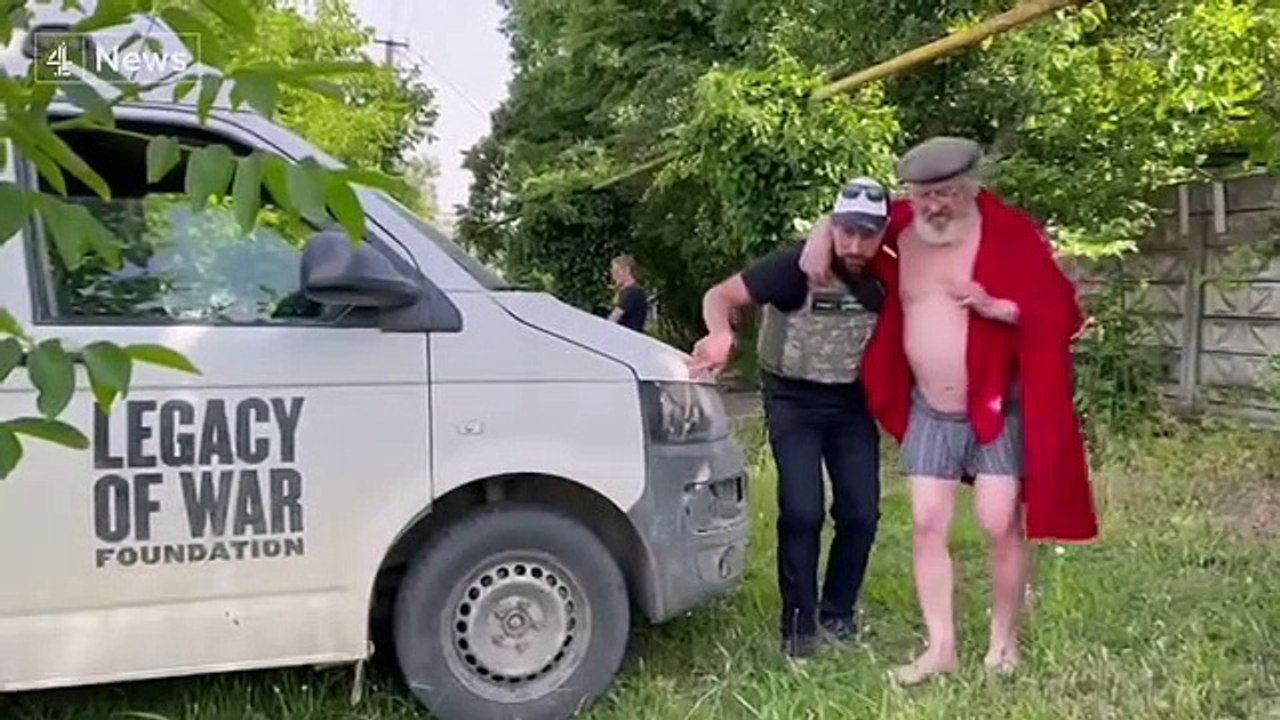 Kherson residents rescue neighbours from flood waters