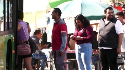 Por falta de transporte público en El Salto, ciudadanos esperan horas en paradas