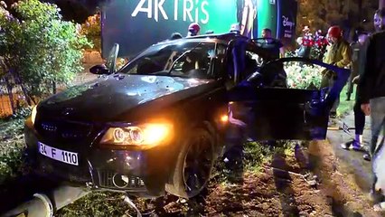 Kadıköy'de Otomobil Elektrik Direğine Çarptı: Sürücü Ağır Yaralandı
