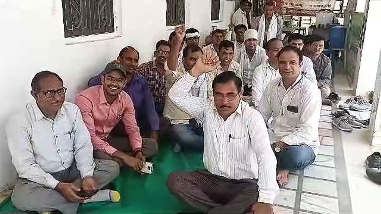 कुर्सियां खाली, बीएलओ का बहिष्कार