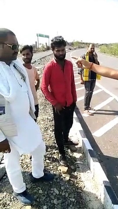 satna: हादसे का सबब बने स्टेट हाइवे के निजी डिवाइडर को ग्रामीणों ने तोड़ा, एमपीआरडीसी के खिलाफ आक्रोश