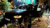 Kadıköy'de otomobil elektrik direğine çarptı