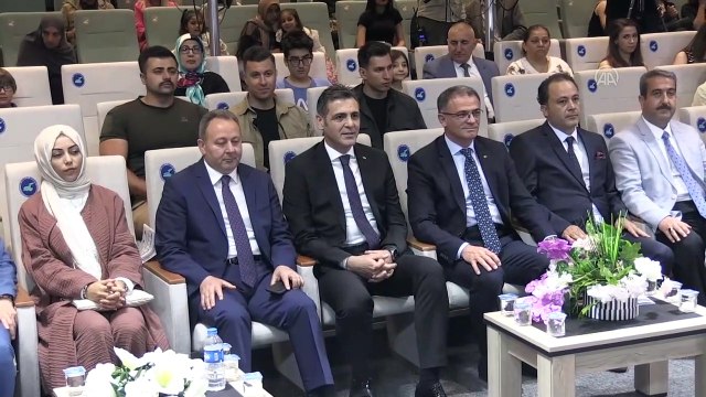 Van'da sağlık çalışanları, depremzedeler için türküler söyledi