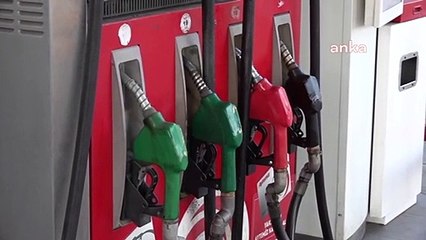 À partir de minuit ce soir, on s'attend à une augmentation de 2 lires 70 cents pour l'essence et de 1 lire 37 cents pour le carburant diesel.
