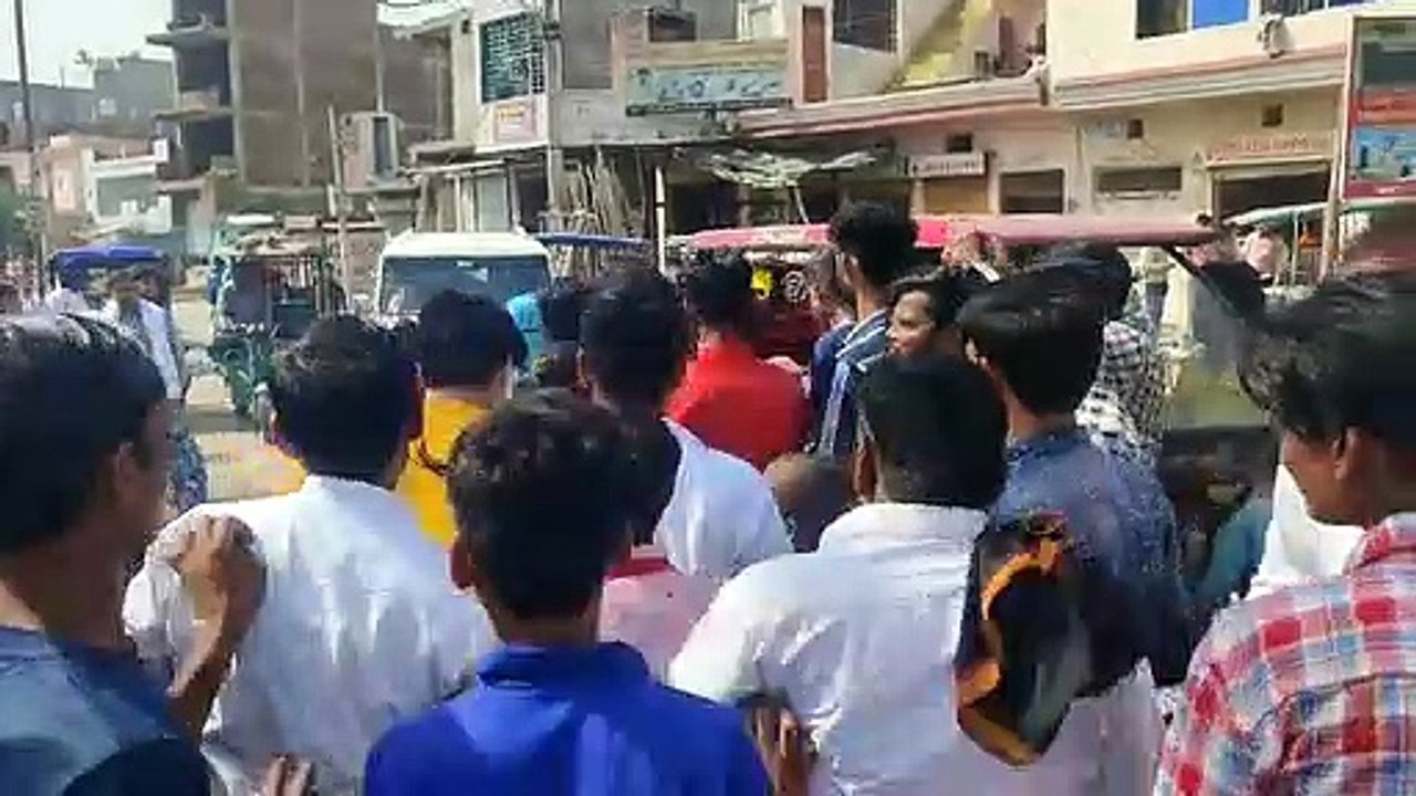 एक्सीडेंट के बाद टै्रक्टर चालक को भीड़ ने पीटा, देखें वीडियो