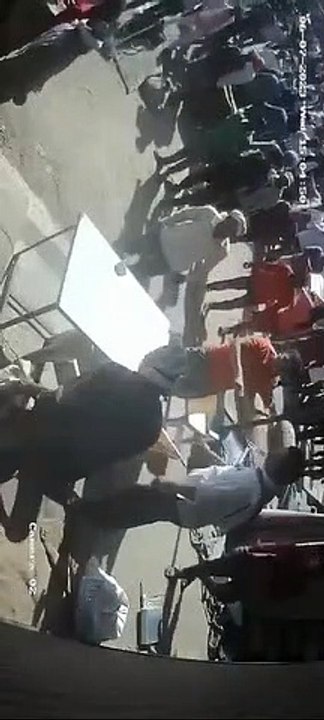कृषि मंडी में बवाल: धनिया के तय भाव से कम की पर्ची काटने पर भड़क गया किसान