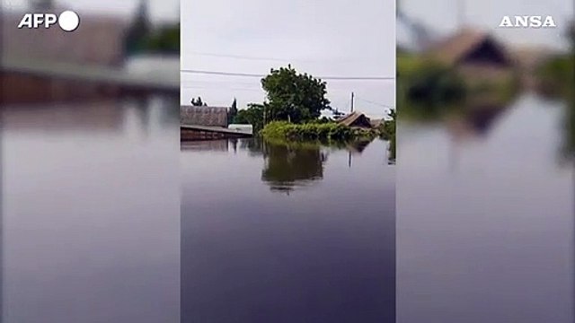 Ucraina, strade allagate a Nova Kakhovka dopo il crollo della diga