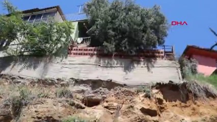 Mahalleli tedirgin: Evlerine girmeye korkuyorlar