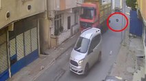 İstanbul'da kadın araçtan yola atıldı
