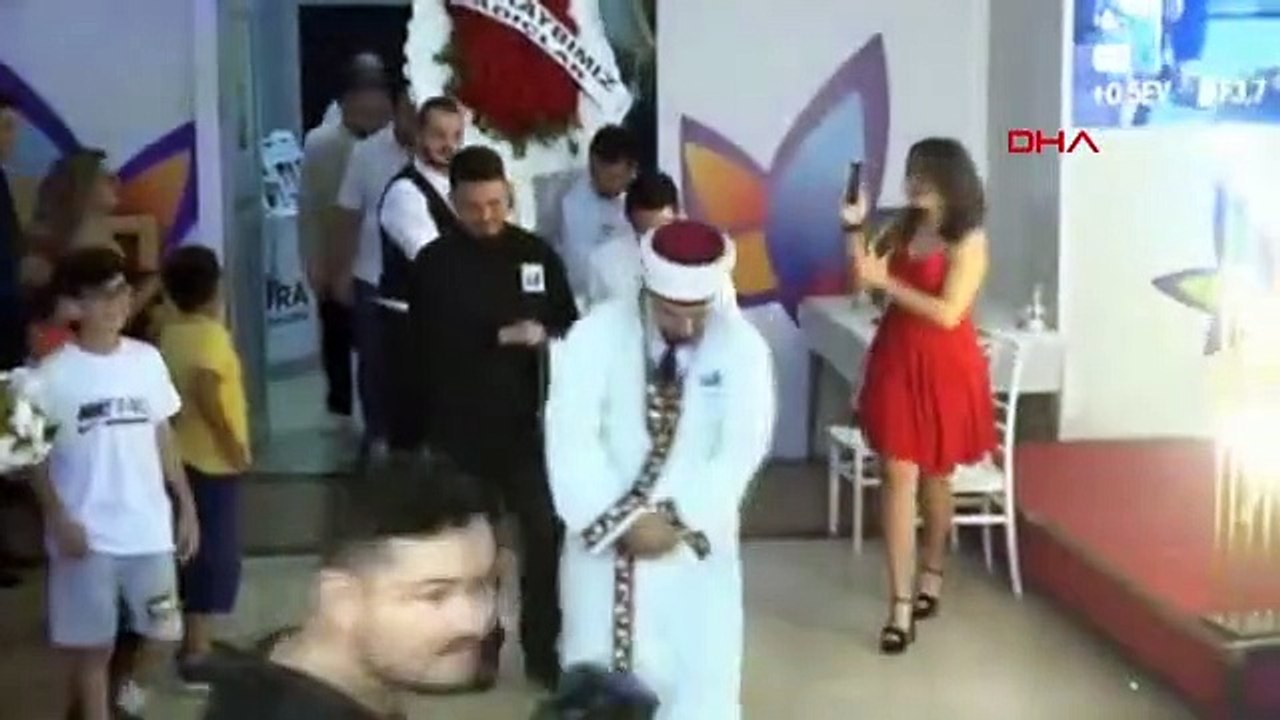 Damatın arkadaşları düğünde 'cenaze' temalı şaka yaptı