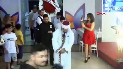 Les amis du marié plaisantent sur les "enterrements" au mariage