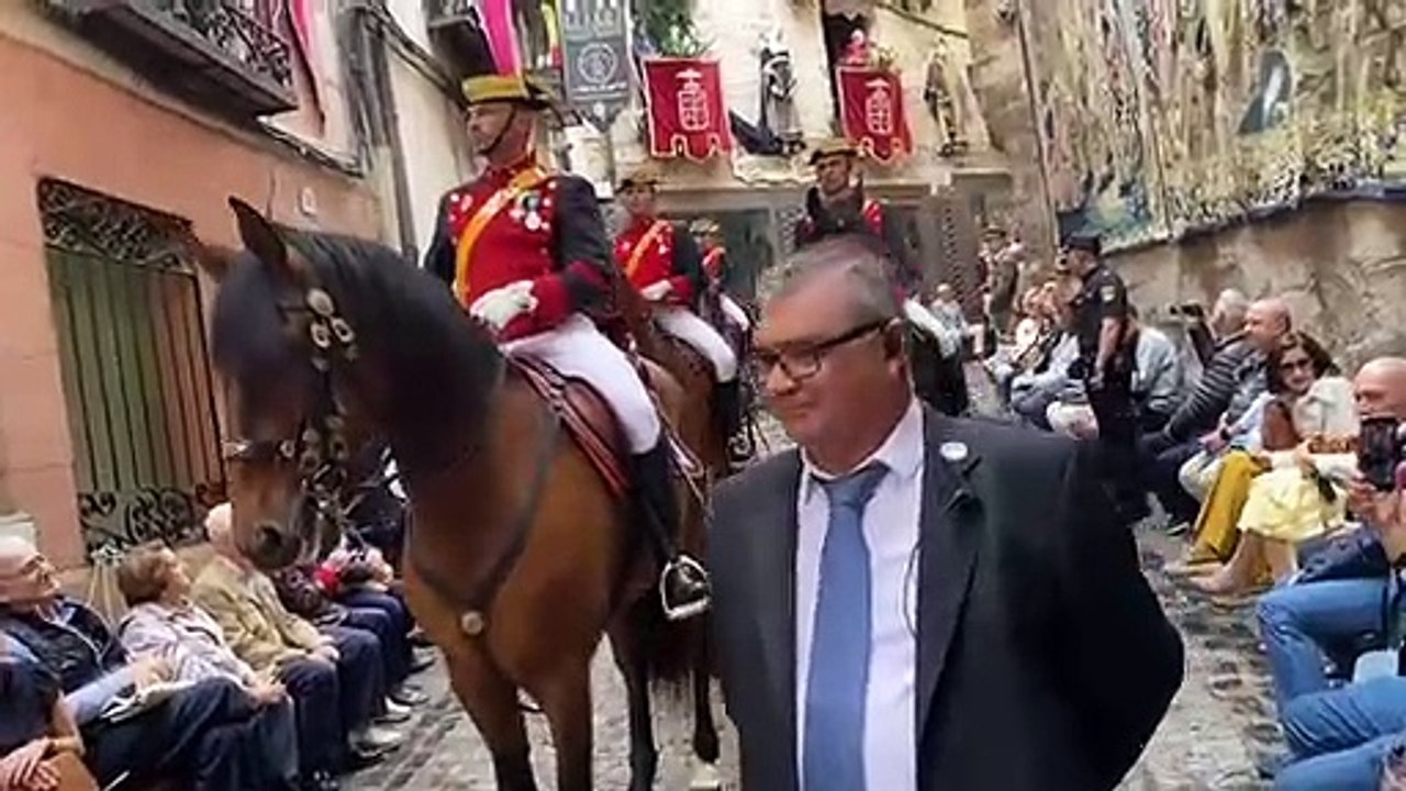 El piquete a caballo de la Guardia Civil desfila con cuidado para no lesionar a los animales