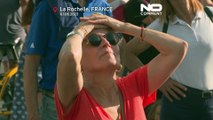 [NO COMMENT] Un funambule-artiste suspendu à 50 mètres au dessus du port français de la Rochelle