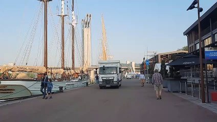Les restaurateurs préparent leurs terrasses, les livreurs livrent les dernières marchandises