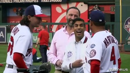 Rishi Sunak si veste da baseball e va alla partita a Washington