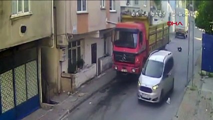 Avcılar'da hafif ticari araçtan atılan kadın hastaneye kaldırıldı