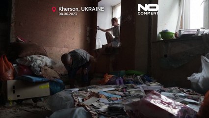[No Comment] Kherson inondé, les habitants restants sauvent ce qu'ils peuvent