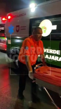#Preliminar Tras derrapar en su motocicleta junto con su acompañante sobre Periférico y Joaquín Amaro, en la colonia San Miguel de Huentitán, un hombre se dio a la fuga dejando abandonada a una mujer gravemente herida #GuardiaNocturna