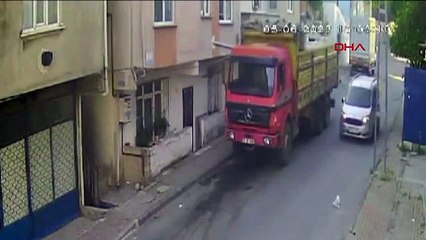 Une femme jetée d'un véhicule utilitaire léger à Avcılar a été hospitalisée