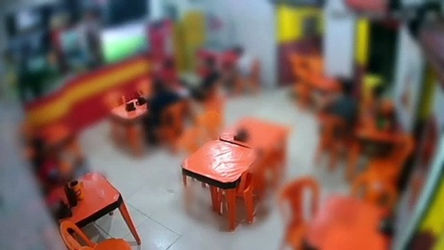 VÍDEO: Homens armados assaltam clientes e agridem vítima em Salvador