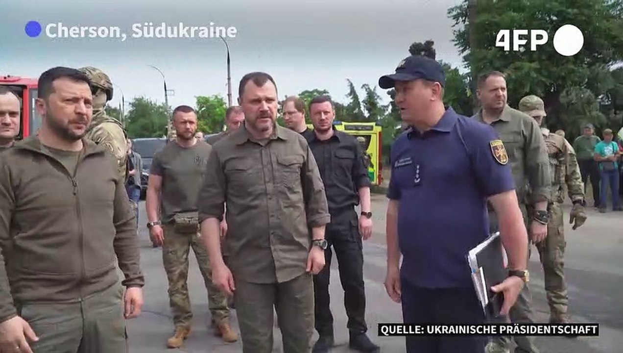 Selenskyj besucht Hochwasser-Region Cherson