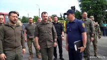 Il presidente ucraino Zelensky visita le zone allagate di Kherson