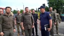 Il presidente ucraino Zelensky visita le zone allagate di Kherson
