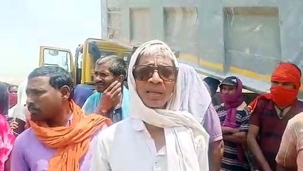 रोजगार की मांग को लेकर ग्रामीणों ने नीलकंठ ठेका कंपनी का रुकवाया काम