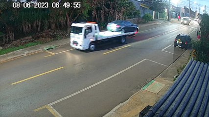 Imagem também mostra momento em que caminhonete bate contra poste que foi derrubado no Periolo
