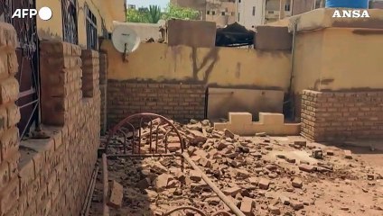 Sudan, prosegue il conflitto: casa distrutta dai bombardamenti a Khartoum