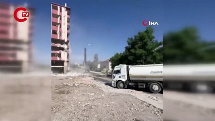 Elazığ'da ağır hasarlı bina, tek dokunuşla yerle bir oldu