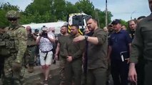 Zelenski visita zona inundada por destrucción de represa en Ucrania y Rusia reporta muertos